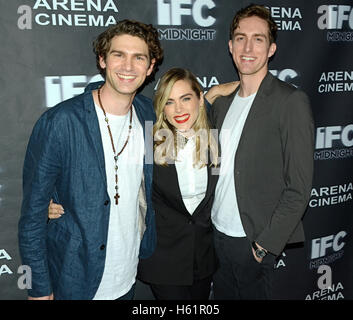 Samuel Davis, Nadine Crocker, Dustin Ingram assister à la "Cabin Fever" en première mondiale à Los Angeles Hollywood Cinéma Arena le 12 février 2016 à Hollywood, Californie. Banque D'Images