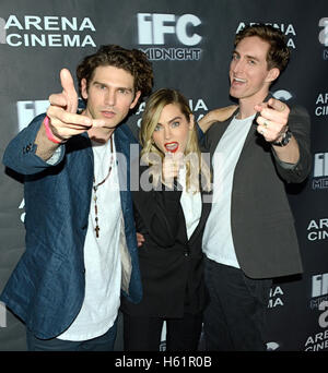 Samuel Davis, Nadine Crocker, Dustin Ingram assister à la "Cabin Fever" en première mondiale à Los Angeles Hollywood Cinéma Arena le 12 février 2016 à Hollywood, Californie. Banque D'Images