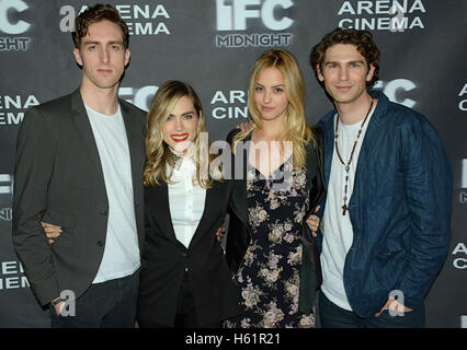 Dustin Ingram, Nadine Crocker, Gage Golightly et Samuel Davis assister à la "Cabin Fever" en première mondiale à Los Angeles Hollywood Cinéma Arena le 12 février 2016 à Hollywood, Californie. Banque D'Images