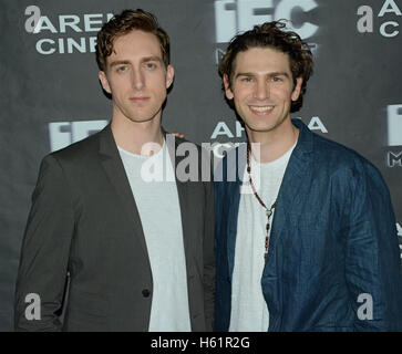 Dustin Ingram et Samuel Davis assister à la "Cabin Fever" en première mondiale à Los Angeles Hollywood Cinéma Arena le 12 février 2016 à Hollywood, Californie. Banque D'Images