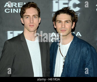 Dustin Ingram et Samuel Davis assister à la "Cabin Fever" en première mondiale à Los Angeles Hollywood Cinéma Arena le 12 février 2016 à Hollywood, Californie. Banque D'Images