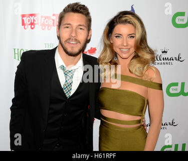 Scott Clifton et Jacqueline Macinnes Wood arrive au 84e congrès annuel de la Parade de Noël de Hollywood - 'la magie de Noël' Avec Marine Toys for Tots Fondation - 29 novembre 2015 Banque D'Images