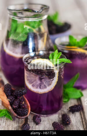 Limonade maison mulberry rafraîchissante avec du citron et menthe Banque D'Images