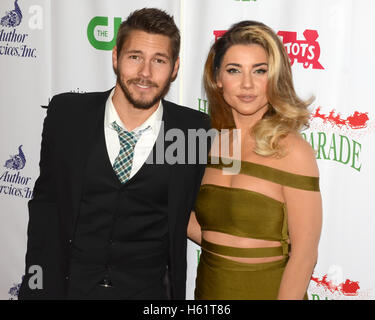 Scott Clifton et Jacqueline Macinnes Wood arrive au 84e congrès annuel de la Parade de Noël de Hollywood - 'la magie de Noël' Avec Marine Toys for Tots Fondation - 29 novembre 2015 Banque D'Images