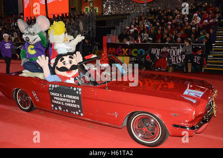 Chuck E. Cheese au 84e congrès annuel de l'Hollywood Parade de Noël - 'la magie de Noël' Avec Marine Toys for Tots Fondation - 29 novembre 2015 Banque D'Images