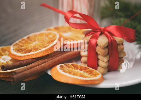 Cookies de noël attaché avec du ruban et des autres décorations photo aux tons vintage gros plan Banque D'Images