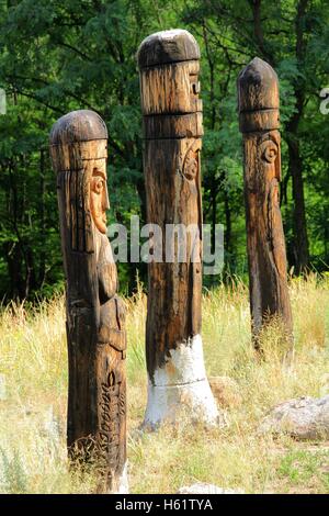 Ancienne religion païenne indigène, idoles sur l'île de Khortitsa à Zaporizhzhia, Ukraine. Banque D'Images