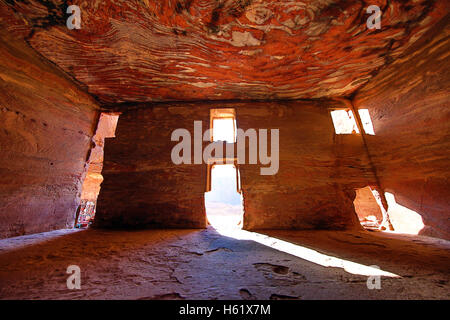 La lumière pénétrant par les fenêtres de l'Urne tombe de les tombeaux royaux dans la roche ville de Petra, Jordanie Banque D'Images