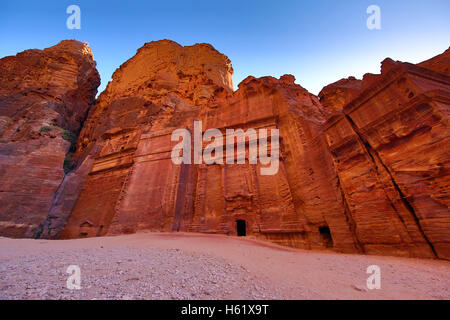 La rue des façades dans la roche ville de Petra, Jordanie Banque D'Images