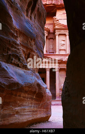 Vue de la trésorerie, Al-Khazneh, à partir de la Siq, Petra, Jordanie Banque D'Images