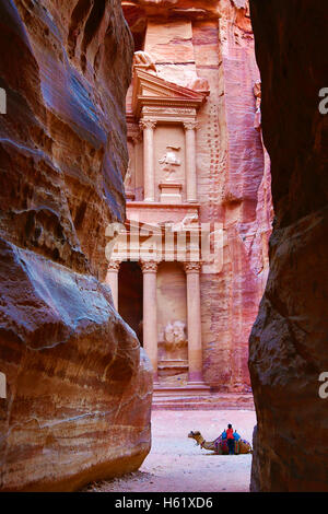 Vue de la trésorerie, Al-Khazneh, à partir de la Siq, Petra, Jordanie Banque D'Images