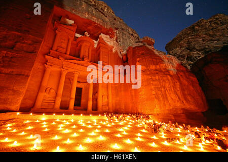 Vue de la trésorerie, Al-Khazneh, dans la nuit avec des bougies, Petra, Jordanie Banque D'Images