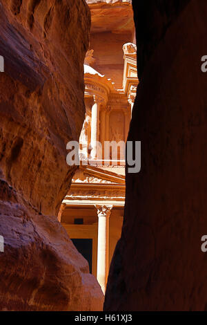 Vue de la trésorerie, Al-Khazneh, à partir de la Siq, Petra, Jordanie Banque D'Images