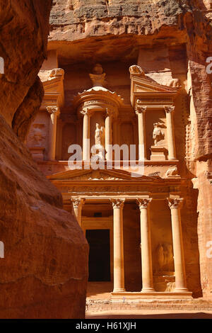 Vue de la trésorerie, Al-Khazneh, à partir de la Siq, Petra, Jordanie Banque D'Images