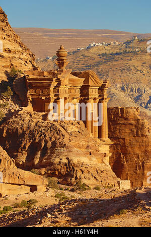 Le monastère, Ad-Deir, dans la roche ville de Petra, Jordanie Banque D'Images