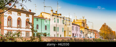 Maisons colorées dans village de l'Émilie-Romagne en Italie Banque D'Images