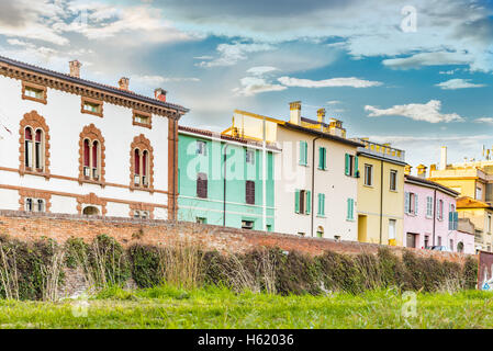 Maisons colorées dans village de l'Émilie-Romagne en Italie Banque D'Images