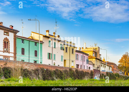 Maisons colorées dans village de l'Émilie-Romagne en Italie Banque D'Images