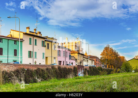 Maisons colorées dans village de l'Émilie-Romagne en Italie Banque D'Images