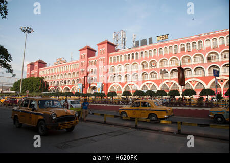 La gare de Howrah Junction, dans l'ouest du Bengale en Inde Kolkata matin. Banque D'Images