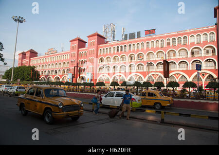 La gare de Howrah Junction, dans l'ouest du Bengale en Inde Kolkata matin. Banque D'Images