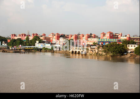 Howrah Junction railway station à partir de la rivière Hooghly, Calcutta le matin l'ouest du Bengale en Inde. Banque D'Images