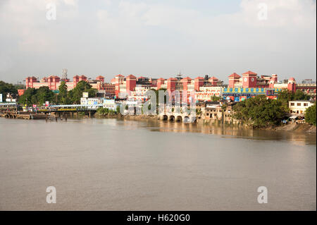 Howrah Junction railway station à partir de la rivière Hooghly, Calcutta le matin l'ouest du Bengale en Inde. Banque D'Images