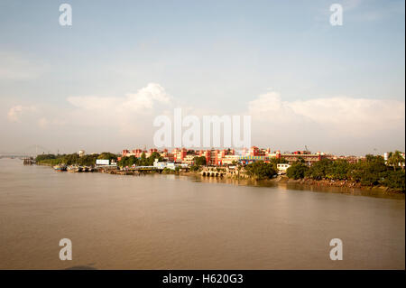 Howrah Junction railway station à partir de la rivière Hooghly, Calcutta le matin l'ouest du Bengale en Inde. Banque D'Images