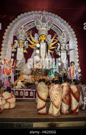 Sindoor Khela (Amitayu) Le dernier rituel pour les femmes mariés Bengali sur Vijayadashami Durga puja Calcutta Inde Bengale Ouest Banque D'Images