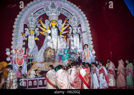 Sindoor Khela (Amitayu) Le dernier rituel pour les femmes mariés Bengali sur Vijayadashami Durga puja Calcutta Inde Bengale Ouest Banque D'Images