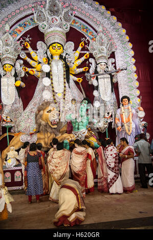 Sindoor Khela (Amitayu) Le dernier rituel pour les femmes mariés Bengali sur Vijayadashami Durga puja Calcutta Inde Bengale Ouest Banque D'Images