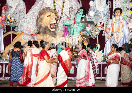 Sindoor Khela (Amitayu) Le dernier rituel pour les femmes mariés Bengali sur Vijayadashami Durga puja Calcutta Inde Bengale Ouest Banque D'Images