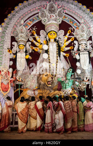 Sindoor Khela (Amitayu) Le dernier rituel pour les femmes mariés Bengali sur Vijayadashami Durga puja Calcutta Inde Bengale Ouest Banque D'Images