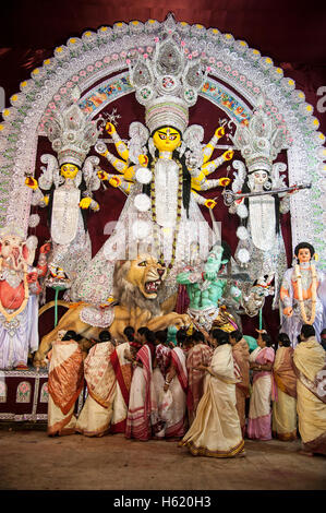 Sindoor Khela (Amitayu) Le dernier rituel pour les femmes mariés Bengali sur Vijayadashami Durga puja Calcutta Inde Bengale Ouest Banque D'Images