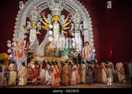 Sindoor Khela (Amitayu) Le dernier rituel pour les femmes mariés Bengali sur Vijayadashami Durga puja Calcutta Inde Bengale Ouest Banque D'Images