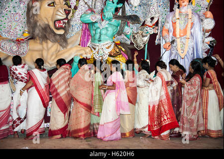 Sindoor Khela (Amitayu) Le dernier rituel pour les femmes mariés Bengali sur Vijayadashami Durga puja Calcutta Inde Bengale Ouest Banque D'Images