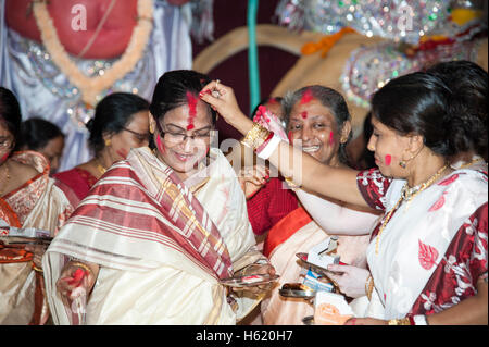 Sindoor Khela (Amitayu) Le dernier rituel pour les femmes mariés Bengali sur Vijayadashami Durga puja Calcutta Inde Bengale Ouest Banque D'Images