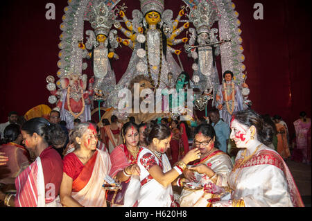 Sindoor Khela (Amitayu) Le dernier rituel pour les femmes mariés Bengali sur Vijayadashami Durga puja Calcutta Inde Bengale Ouest Banque D'Images