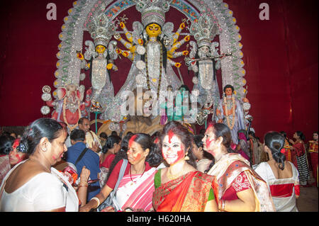 Sindoor Khela (Amitayu) Le dernier rituel pour les femmes mariés Bengali sur Vijayadashami Durga puja Calcutta Inde Bengale Ouest Banque D'Images