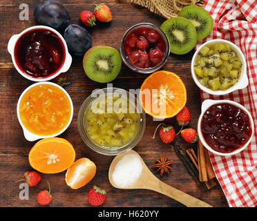 Un assortiment de baies et de fruits confitures. La mise en conserve maison. Les baies fraîches et de fruits Banque D'Images