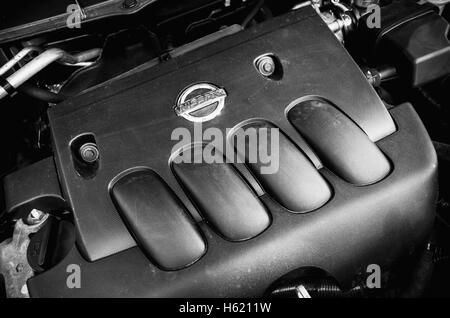 Saint-pétersbourg, Russie - le 25 juin 2016 : Nissan X-Trail suv voiture moteur undersquare en vertu de l'oped hood, phot noir et blanc Banque D'Images