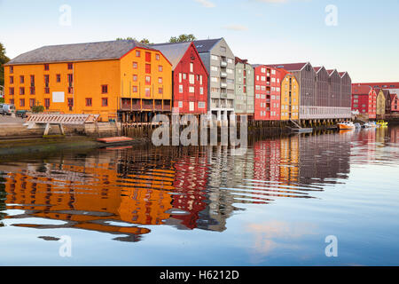 Vieilles maisons en bois coloré stand dans une rangée le long de la côte de la rivière. Trondheim, Norvège Banque D'Images