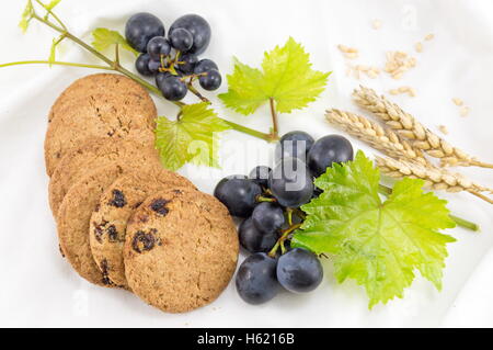 Partie intégrante des cookies avec des raisins et du blé sur blanc Banque D'Images