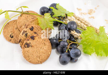 Partie intégrante des cookies avec des raisins et du blé sur blanc Banque D'Images