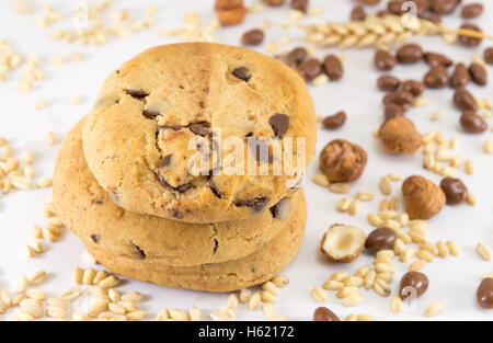 Cookies aux pépites de chocolat et noisettes sur fond blanc Banque D'Images