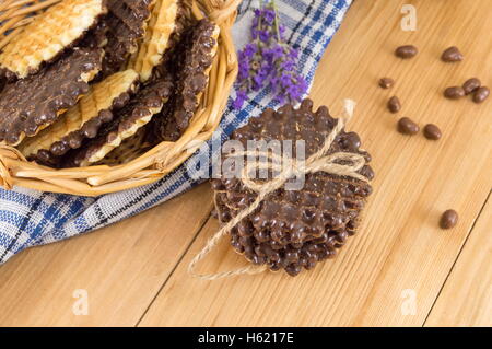 Des biscuits ronds au chocolat arrangement rustique Banque D'Images