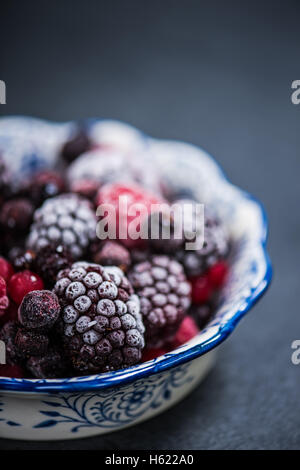 Petits fruits congelés fruits dans bol Banque D'Images