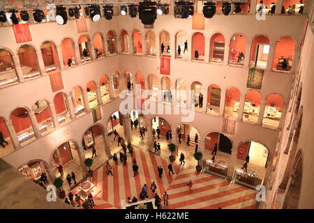 Le centre commercial de luxe Fondaco dei Tedeschi à Venise. Banque D'Images