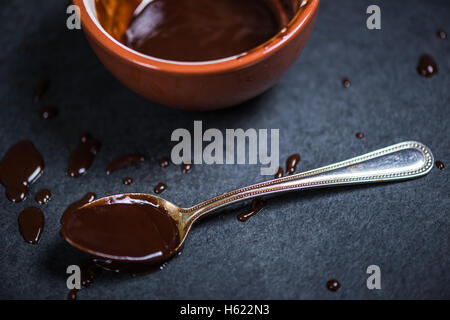 Hot fondue chocolat noir, copie espace border background sur ardoise foncé Banque D'Images