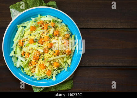 Salade de potiron grillé, pomme verte, le couscous et la laitue iceberg assaisonnée de thym frais Banque D'Images